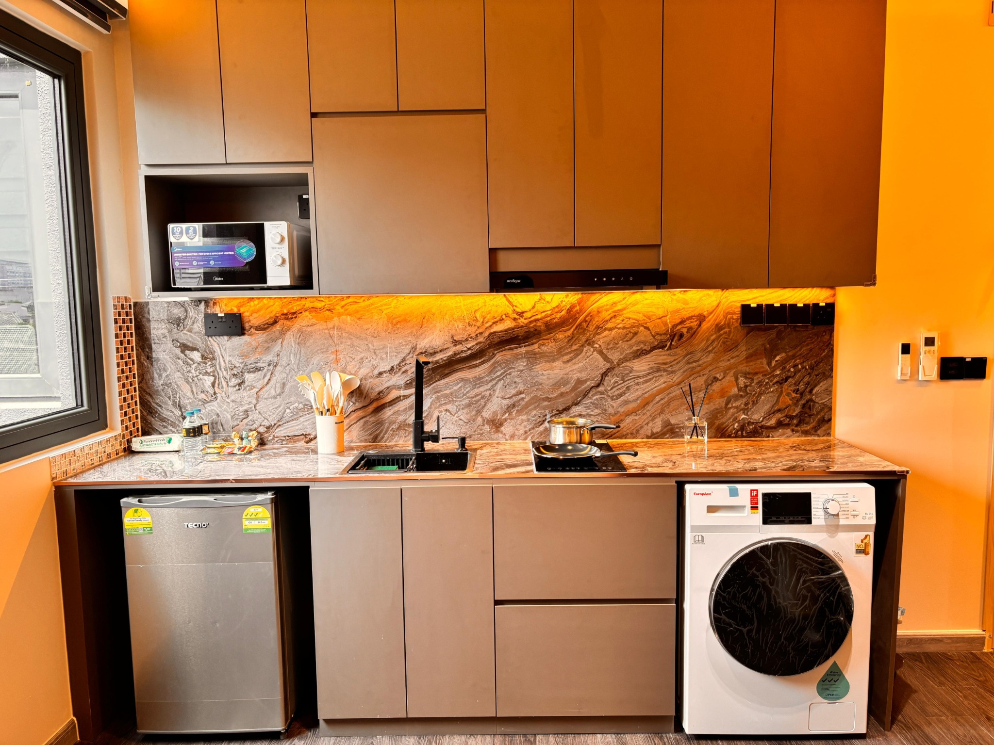 JJH Suites kitchen